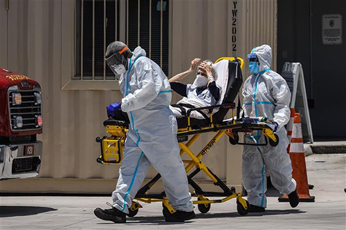 Nhân viên y tế chuyển bệnh nhân mắc COVID-19 vào một bệnh viện ở Miami, Mỹ ngày 30/7/2020.