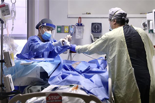 Nhân viên y tế điều trị cho bệnh nhân COVID-19 tại bệnh viện Beverly