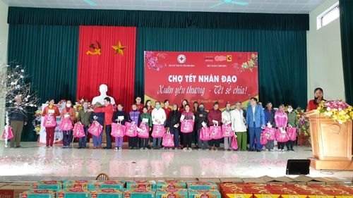 go big c trao tang 3600 phan qua cho nguoi co hoan canh kho khan dip tet