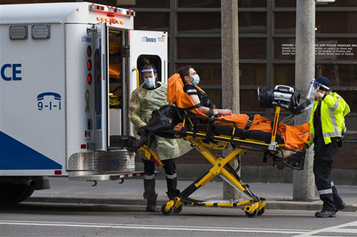 Chuyển bệnh nhân COVID-19 tới bệnh viện ở Toronto, Canada, ngày 25/1/2021.