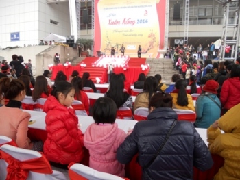 Hàng ngàn người làm việc thiện trong lạnh giá, mưa phùn