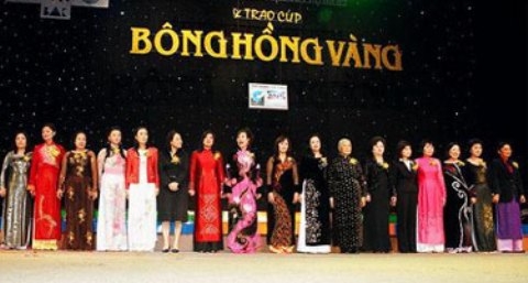 ngay 13 100 nu doanh nhan duoc nhan cup bong hong vang