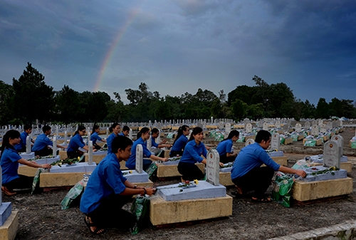 Quảng Trị tổ chức gắn hoa lên mộ liệt sỹ ở Nghĩa trang Liệt sỹ Quốc gia Đường 9