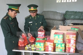 Bắt quả tang hai đối tượng người nước ngoài vận chuyển pháo lậu