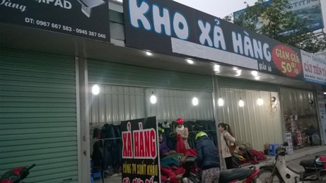 Hà Nội tràn ngập biển xả hàng giá sốc cuối năm