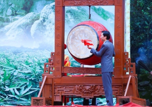 Chủ tịch UBND tỉnh Quảng Ninh Nguyễn Văn Đọc đánh trống khai hội Xuân Yên Tử 2015.