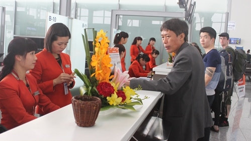 hon 53 van khach xuat nhap canh ha noi trong tet binh than 2016