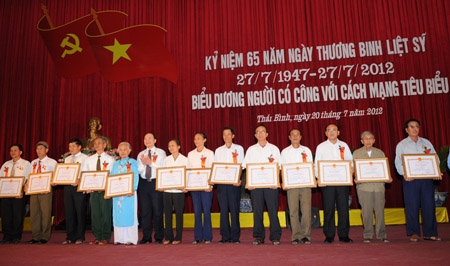 200 ty do ng tro ca p nguo i tham gia kha ng chie n duo c ta ng ba ng khen
