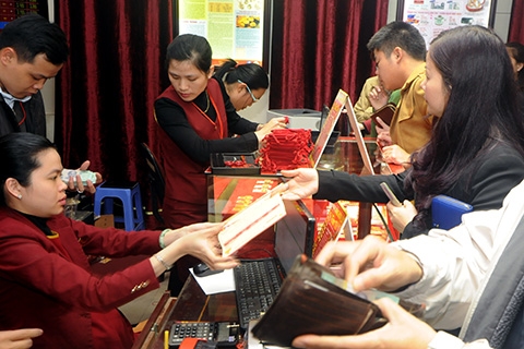 Tiếp nối khung cảnh nhộn nhịp mua vàng trong ngày Thần Tài