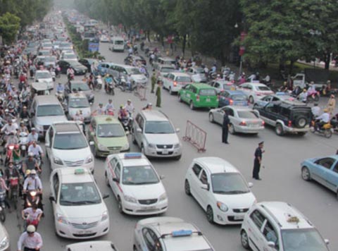 Cước taxi sẽ giảm khoảng 300đ/km do giá xăng giảm kỷ lục