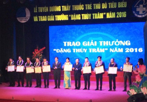 thầy thuốc trẻ