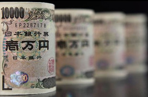 Người dân Nhật tích trữ tiền mặt do lãi suất tiền gửi “bèo bọt”