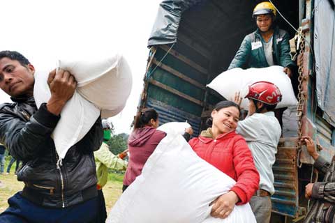 Người dân các tỉnh miển Trung nhận gạo hỗ trợ từ nguồn DTQG