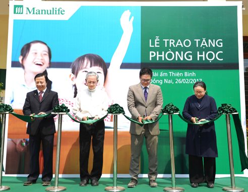 Manulife Việt Nam trao tặng phòng học từ thiện cho trẻ mồ côi