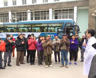 “Chuyến xe yêu thương” đưa người bệnh về quê đón Tết