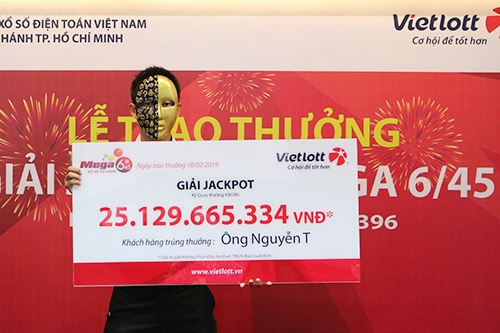 Vietlott trao giải cho khách hàng thứ 3 trúng Jackpot đợt Tết Nguyên đán