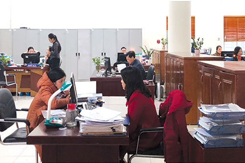 C&aacute;n bộ KBNN Hải Dương đang thực hiện c&aacute;c thủ tục để thanh to&aacute;n vốn ng&acirc;n s&aacute;ch cho kh&aacute;ch h&agrave;ng.