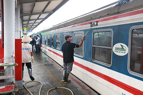 Tất cả các đoàn tàu đi, đến Ga Hà Nội đều được phun khử trùng để phòng dịch cúm do virus Corona