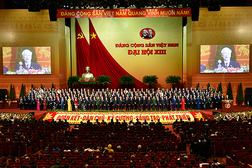Ban Chấp hành Trung ương khóa XIII đã họp Hội nghị lần thứ nhất, bầu Bộ Chính trị gồm 18 đồng chí.