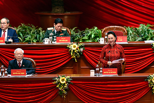 Chủ tịch Quốc hội Nguyễn Thị Kim Ngân thay mặt Đoàn Chủ tịch điều hành phiên bế mạc Đại hội.