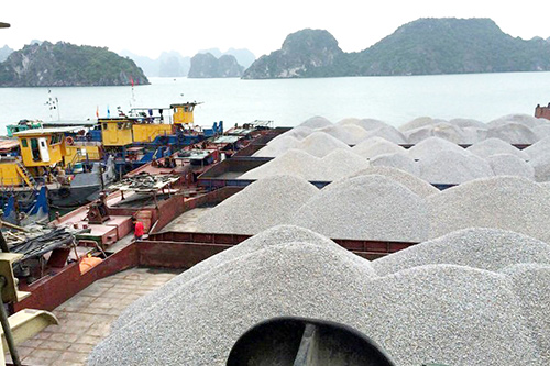 Xà lan đá xuất khẩu đang được lưu giữ tại Quảng Ninh.