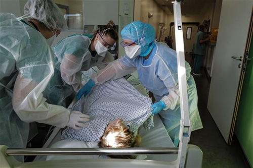 Nhân viên y tế chăm sóc bệnh nhân COVID-19 tại bệnh viện ở Colmar