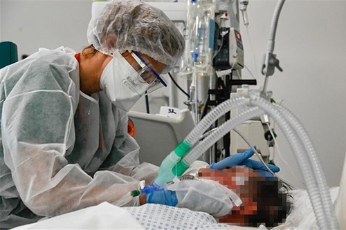 Nhân viên y tế điều trị cho bệnh nhân COVID-19 tại bệnh viện ở Colmar