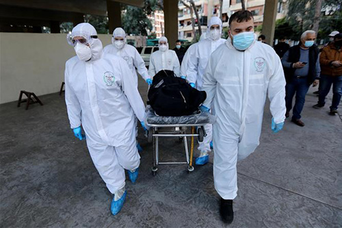 Nhân viên y tế chuyển thi thể bệnh nhân COVID-19 tại Beirut