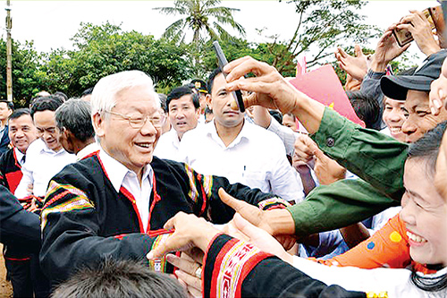 Tổng Bí thư, Chủ tịch nước Nguyễn Phú Trọng trong vòng tay người dân xã Dur Kmăl, huyện Krông Ana