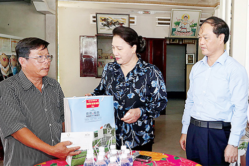 Chủ tịch Quốc hội Nguyễn Thị Kim Ngân thăm, tặng quà thương binh hạng 3/4