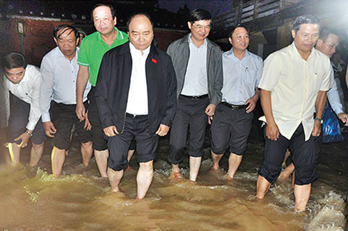 Thủ tướng Nguyễn Xuân Phúc trực tiếp đến thị sát tình hình khặc phục hậu quả của cơn bão số 12