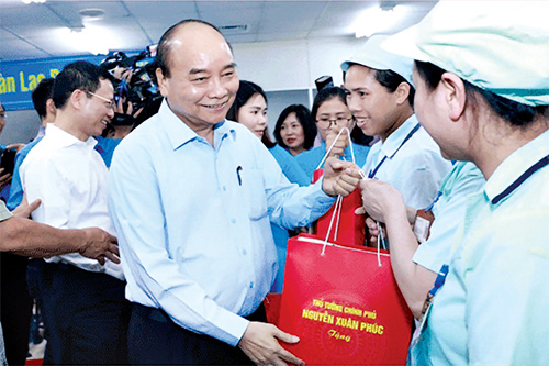 Thủ tướng tặng quà cho công nhân Công ty TNHH Foster Electric Bắc Ninh (ngày 31/5/2020).