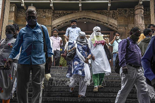 Người dân đeo khẩu trang phòng lây nhiễm COVID-19 tại Mumbai, Ấn Độ