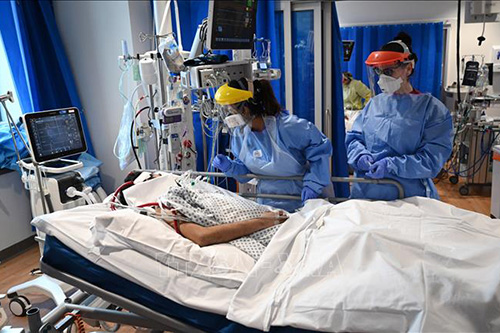 Nhân viên y tế điều trị cho bệnh nhân COVID-19 tại bệnh viện ở Cambridge, Anh