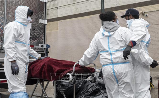 Nhân viên y tế chuyển thi thể bệnh nhân COVID-19 tại Brooklyn, New York, Mỹ.