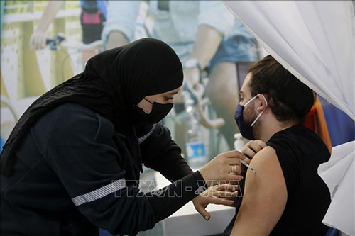 Tiêm vaccine ngừa COVID-19 cho người dân tại Tel Aviv, Israel ngày 1/2/2021.