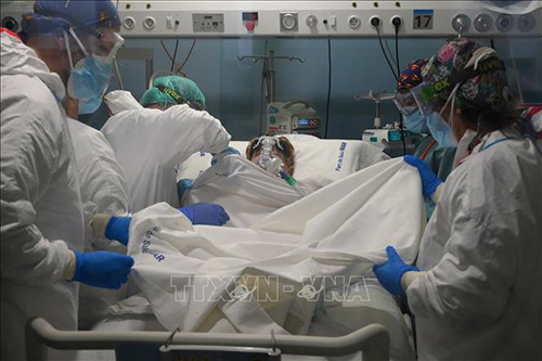 Nhân viên y tế điều trị cho bệnh nhân COVID-19 tại Barcelona, Tây Ban Nha ngày 20/1/2021.