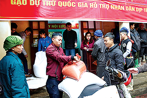 Người dân xã Quảng Ngần, huyện Vị Xuyên, tỉnh Hà Giang phấn khởi nhận gạo hỗ trợ của Chính phủ
