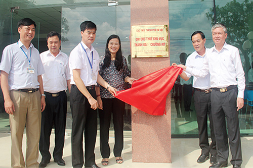 Lãnh đạo Cục Thuế TP. Hà Nội (bìa phải) và lãnh đạo UBND huyện Thanh Oai