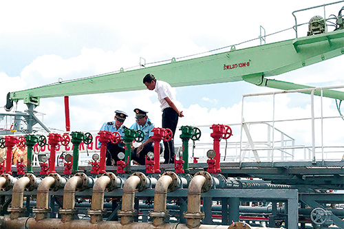 Cán bộ Cục Hải quan Quảng Ninh giám sát hoạt động nhập khẩu xăng dầu. Ảnh: Hải Anh