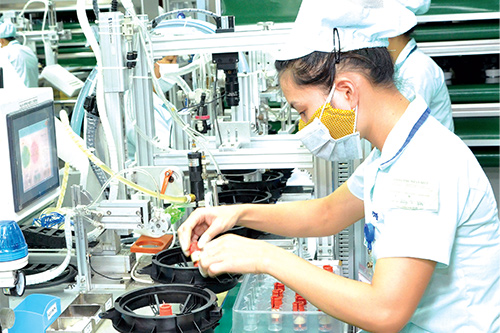 Công nhân làm việc trong dây chuyền sản xuất tại Công ty TNHH Điện tử Foster Bắc Ninh