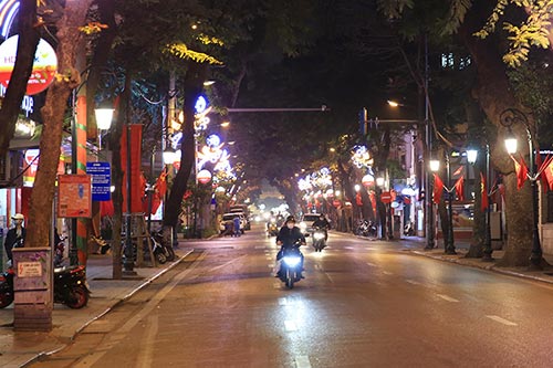 Đêm trước Tết Nguyên đán, không khí rộn ràng sôi động của dân tộc Việt Nam lan tỏa khắp phố phường. Nếu bạn muốn tận hưởng không khí đậm chất Tết, hãy đến đường phố để cùng chung vui với người dân và tìm hiểu về nét đẹp văn hóa truyền thống của Việt Nam. Hãy xem hình ảnh để trải nghiệm cảm giác đón Tết tuyệt vời.