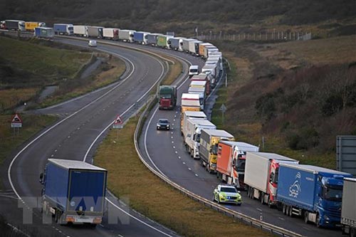 Xe tải xếp hàng trên tuyến Quốc lộ A20, tuyến đường chính dẫn tới cảng Dover, phía Nam Anh.