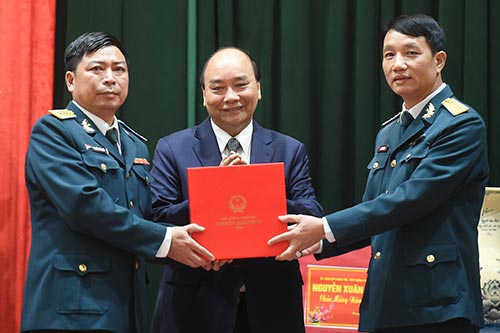 Thủ tướng Nguyễn Xuân Phúc tặng quà Tết Sư đoàn 361