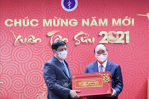 Thủ tướng Nguyễn Xuân Phúc tặng quà Tết cho Bộ Y tế.