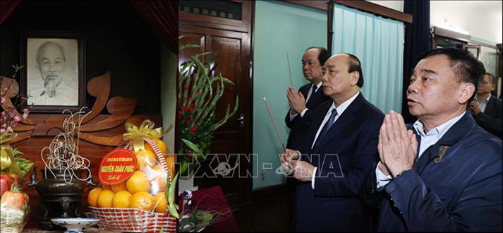 Thủ tướng Nguyễn Xuân Phúc dâng hương tưởng niệm Chủ tịch Hồ Chí Minh.