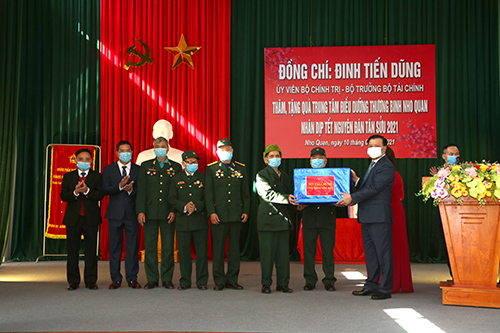 Bộ trưởng Bộ Tài chính Đinh Tiến Dũng thăm, tặng quà Trung tâm Điều dưỡng thương binh Nho Quan
