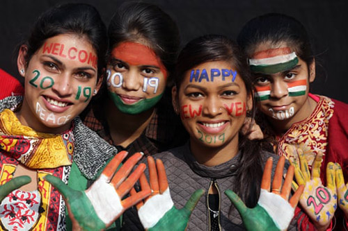 Người dân Ấn Độ vẽ họa tiết mừng năm mới.