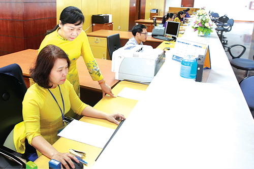 Công chức Kho bạc Nhà nước TP. Hồ Chí Minh thực hiện tra soát số liệu thu ngân sách Ảnh: Hạnh Thảo