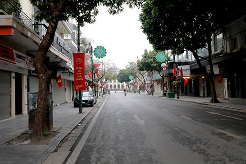 Khu vực phố Tràng Tiền- Nhà hát Lớn cũng vắng lặng.